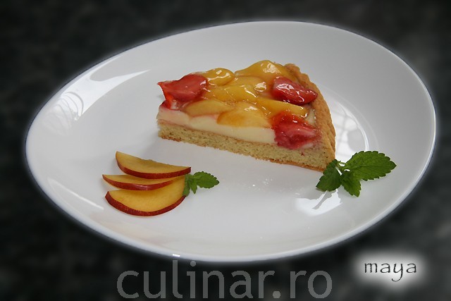 Tarta de migdale cu nectarine si capsuni