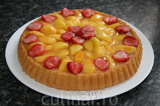 Tarta de migdale cu nectarine si capsuni