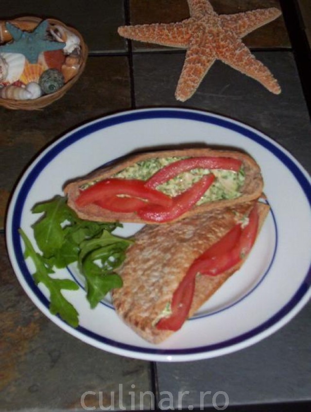 Sandwich de pui in buzunar de pita