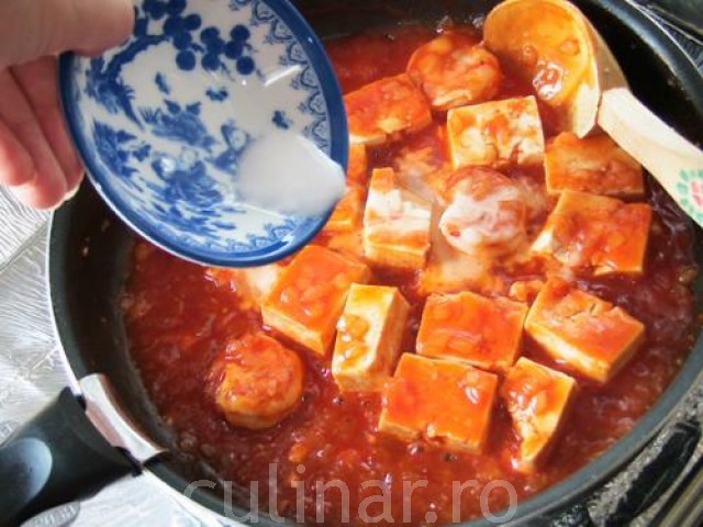 Creveti si tofu in sos chili