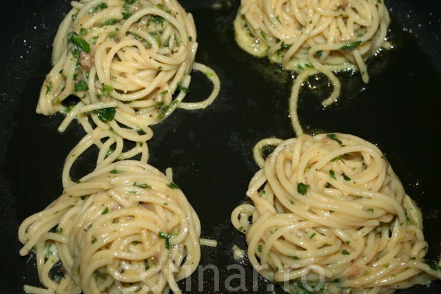 Cuiburi de spaghetti crocante