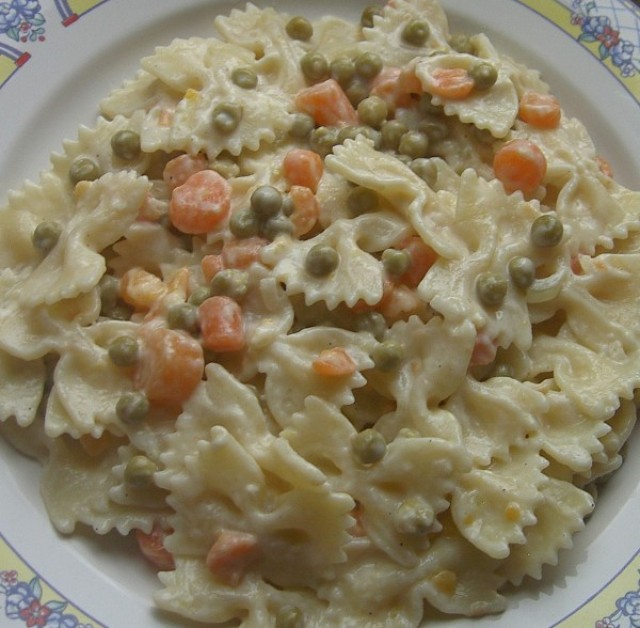 Farfalle cu legume si sos de parmezan