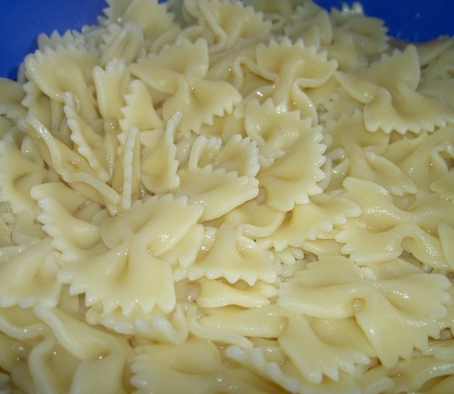 Farfalle cu legume si sos de parmezan