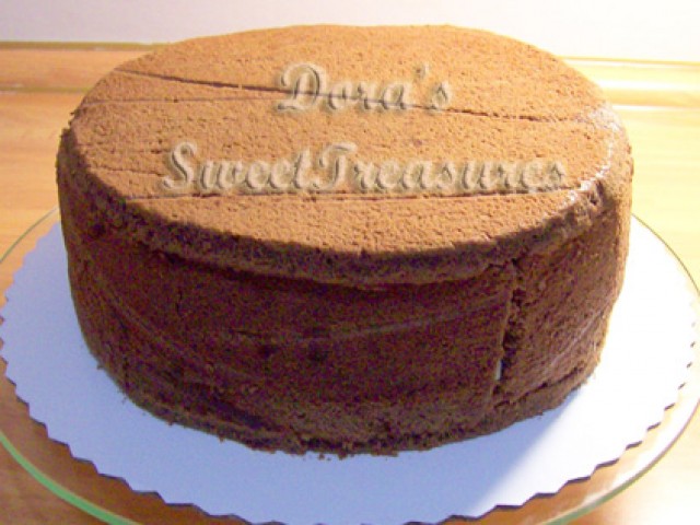 Tort de ciocolata cu mousse de migdale si piersici