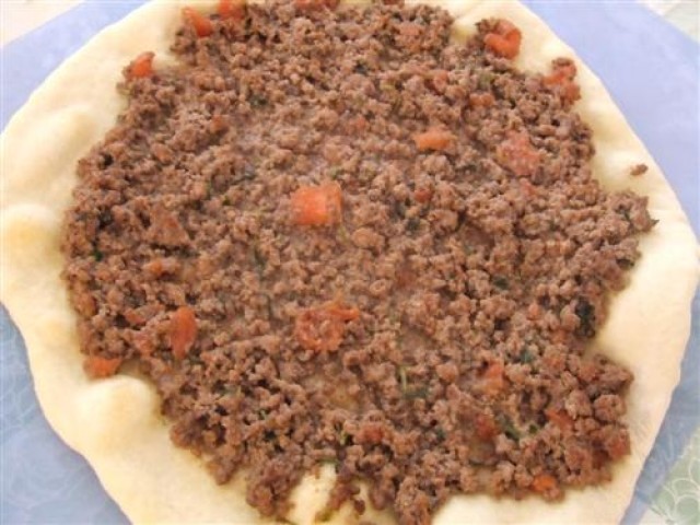 Lahmacun, piadine turcesti picante