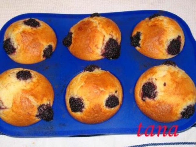 Muffins cu lapte batut si mure