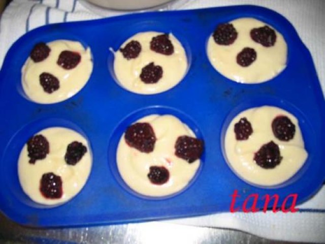 Muffins cu lapte batut si mure