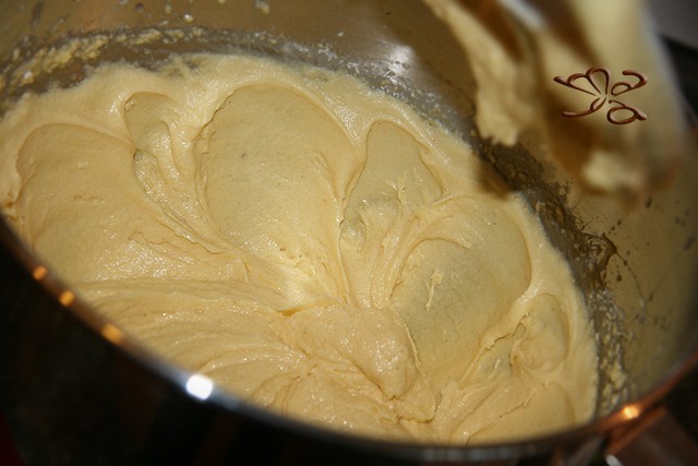 Prajitura caramelizata cu mere umplute