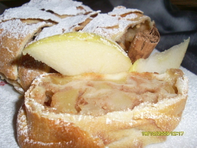 Strudel cu mere (cu foaie de casa)