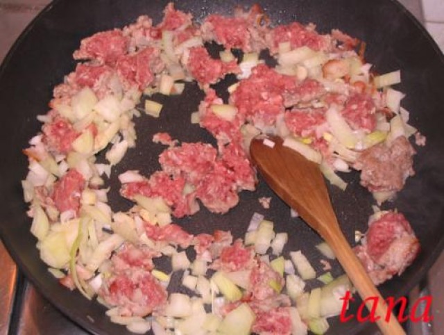 Tarta cu carne tocata si ciuperci