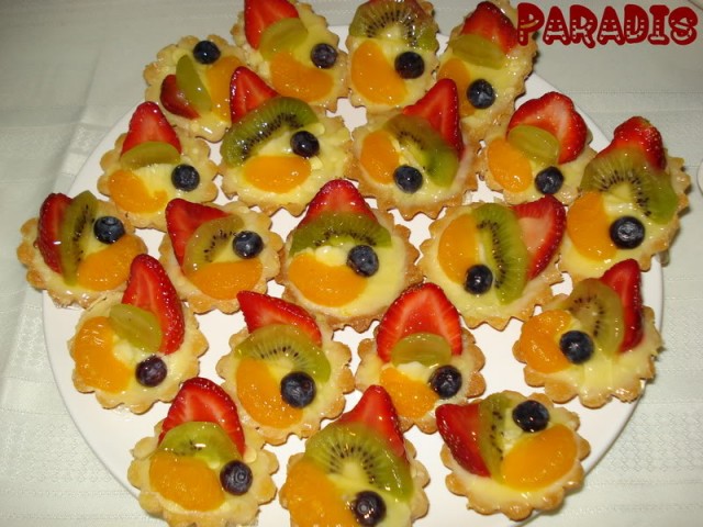 Mini tarte cu budinca si fructe
