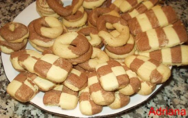 Biscuiti bicolori