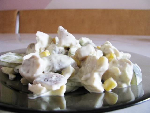 Salata din piept de pui cu ciuperci si castraveti murati