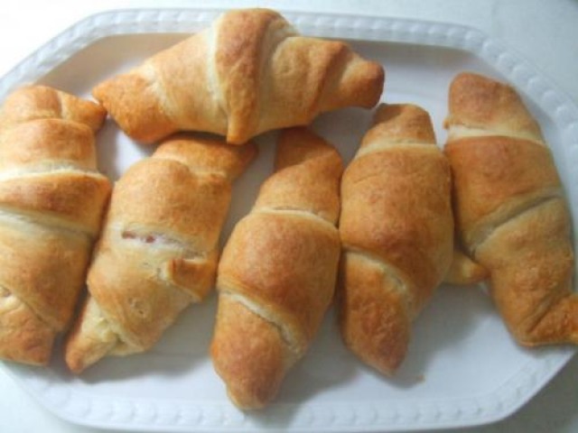 Croissants cu bacon si cascaval