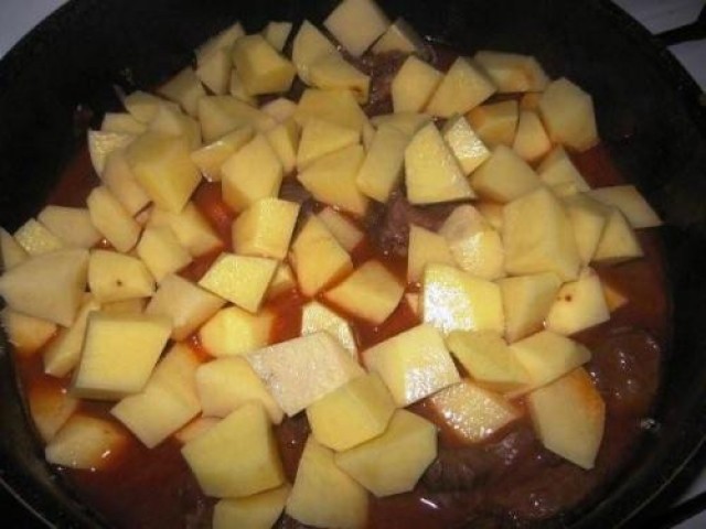Tocanita de vitel in sos de vin cu cartofi