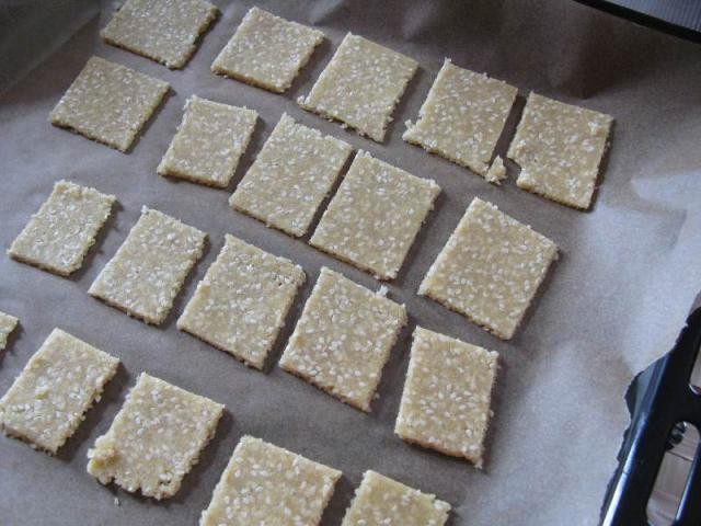 Crackersi cu susan din faina de migdale