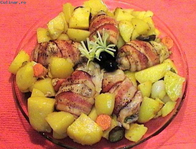 Pulpe de pui cu bacon si legume la cuptor