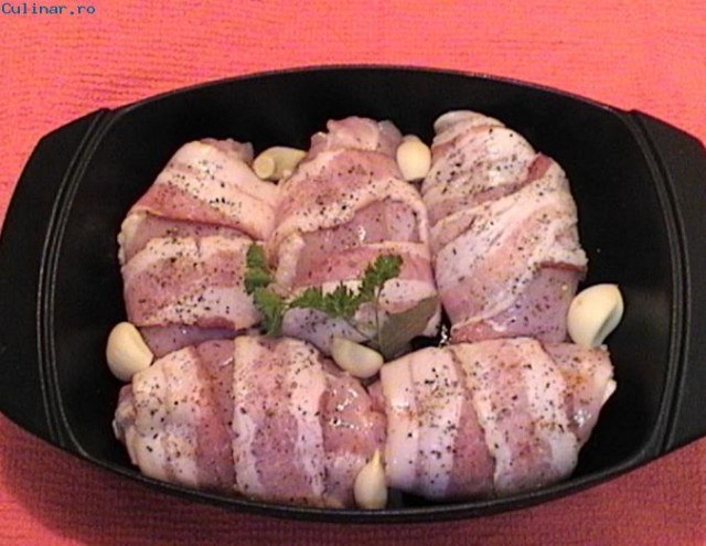 Pulpe de pui cu bacon si legume la cuptor