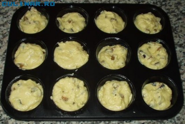 Muffins cu prune si faina de porumb