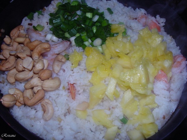 Orez prajit cu ananas (Pineapple fried rice)
