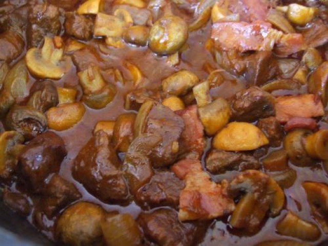 Boeuf bourguignon cu taitei