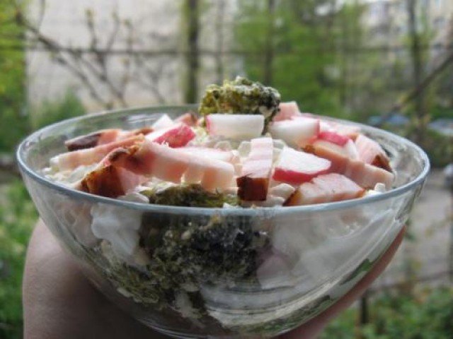 Salata de broccoli cu perle de branza si kaizer