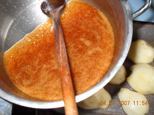 Pere coapte cu scortisoara si sos de vanilie