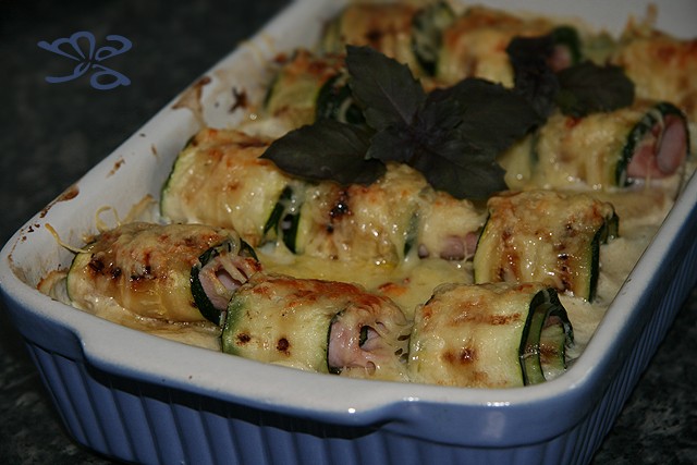 Paste gratinate cu rulouri din zucchini grilati