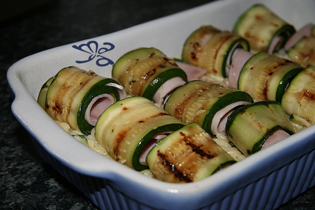 Paste gratinate cu rulouri din zucchini grilati