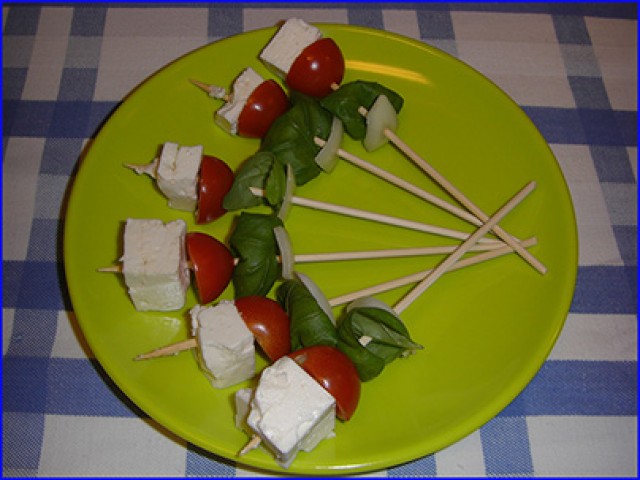 Salata greceasca, pe betisoare