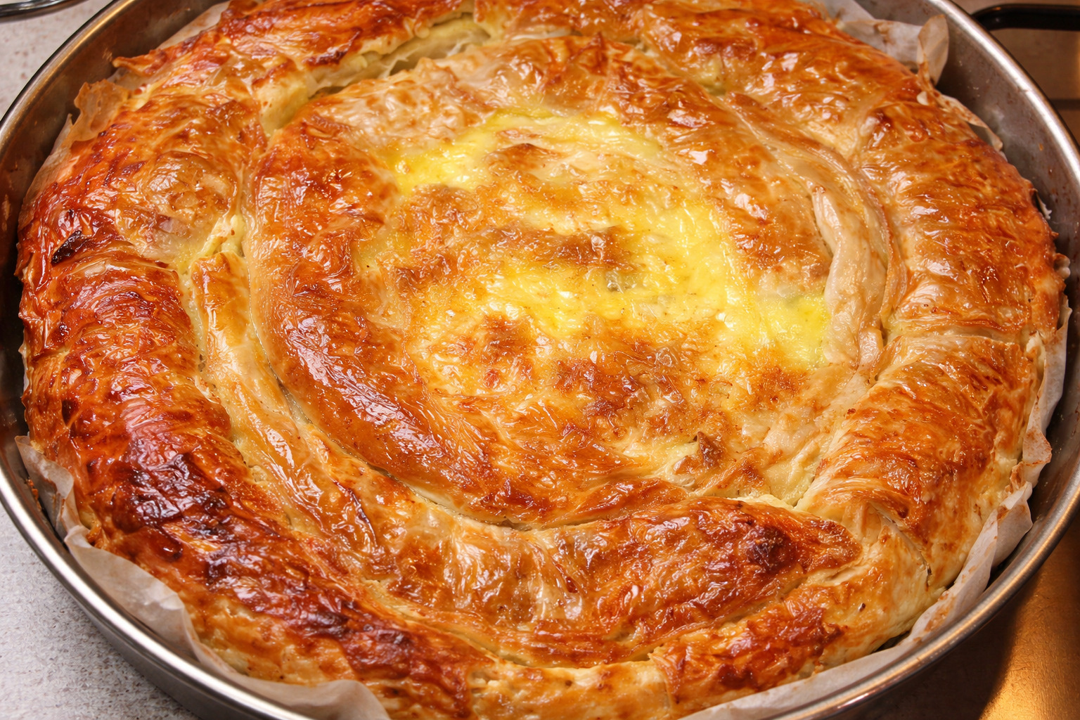 Placinta invartita cu branza dulce, smantana si stafide