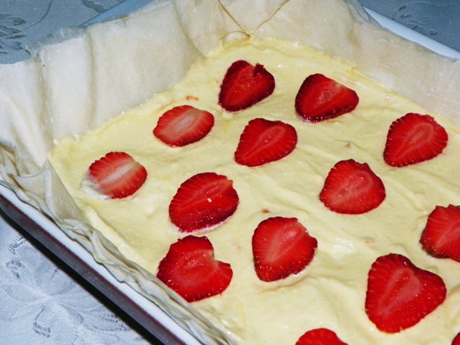 Placinta cu branza dulce, capsuni si sirop de portocala
