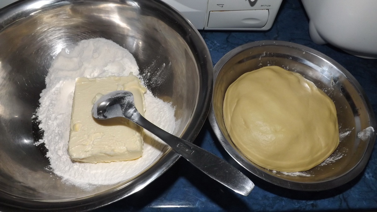 Strudel din aluat de casa, cu mere, pere si caramel