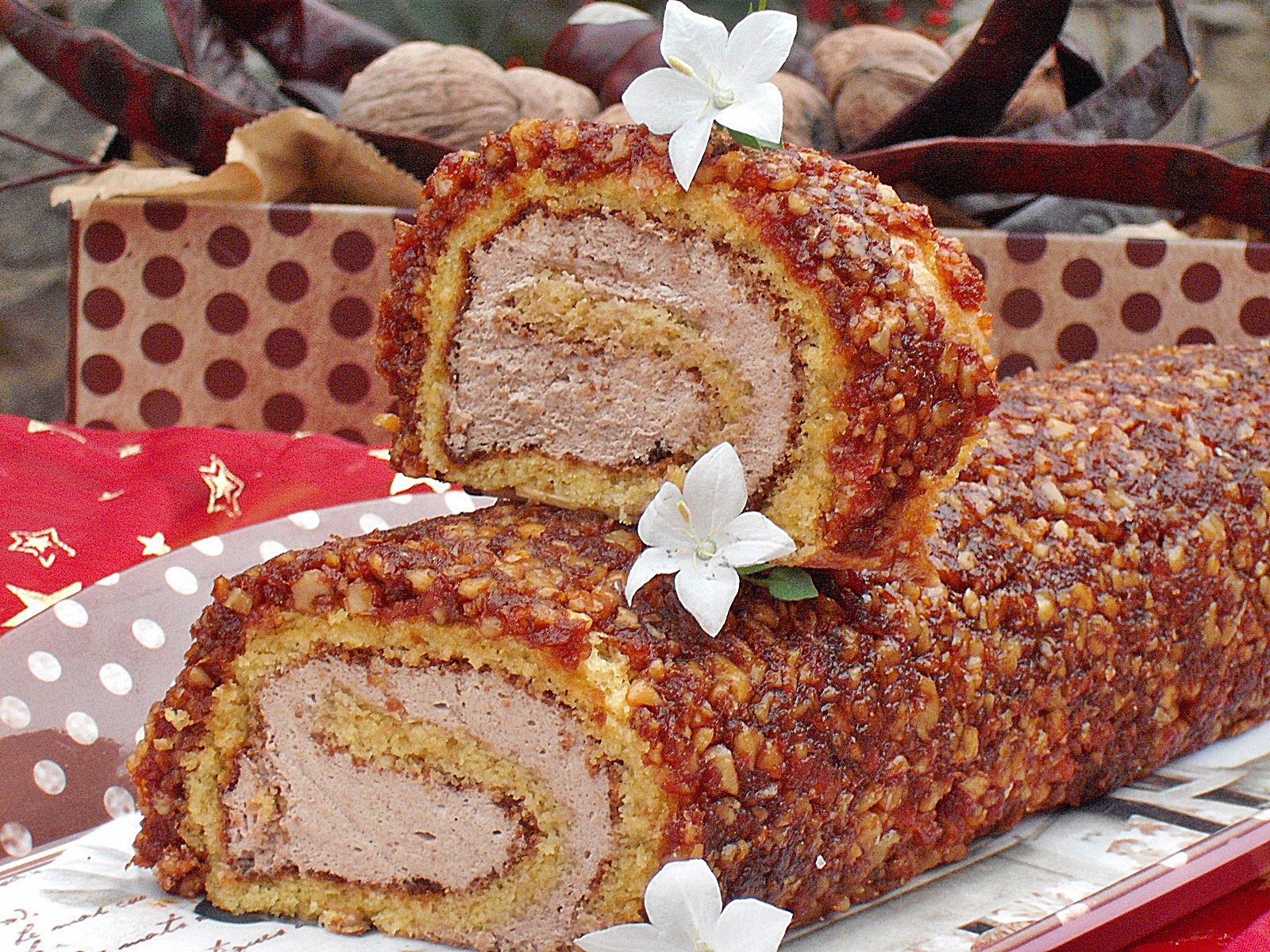 Rulada cu piure de castane in mantie crocanta de nuci