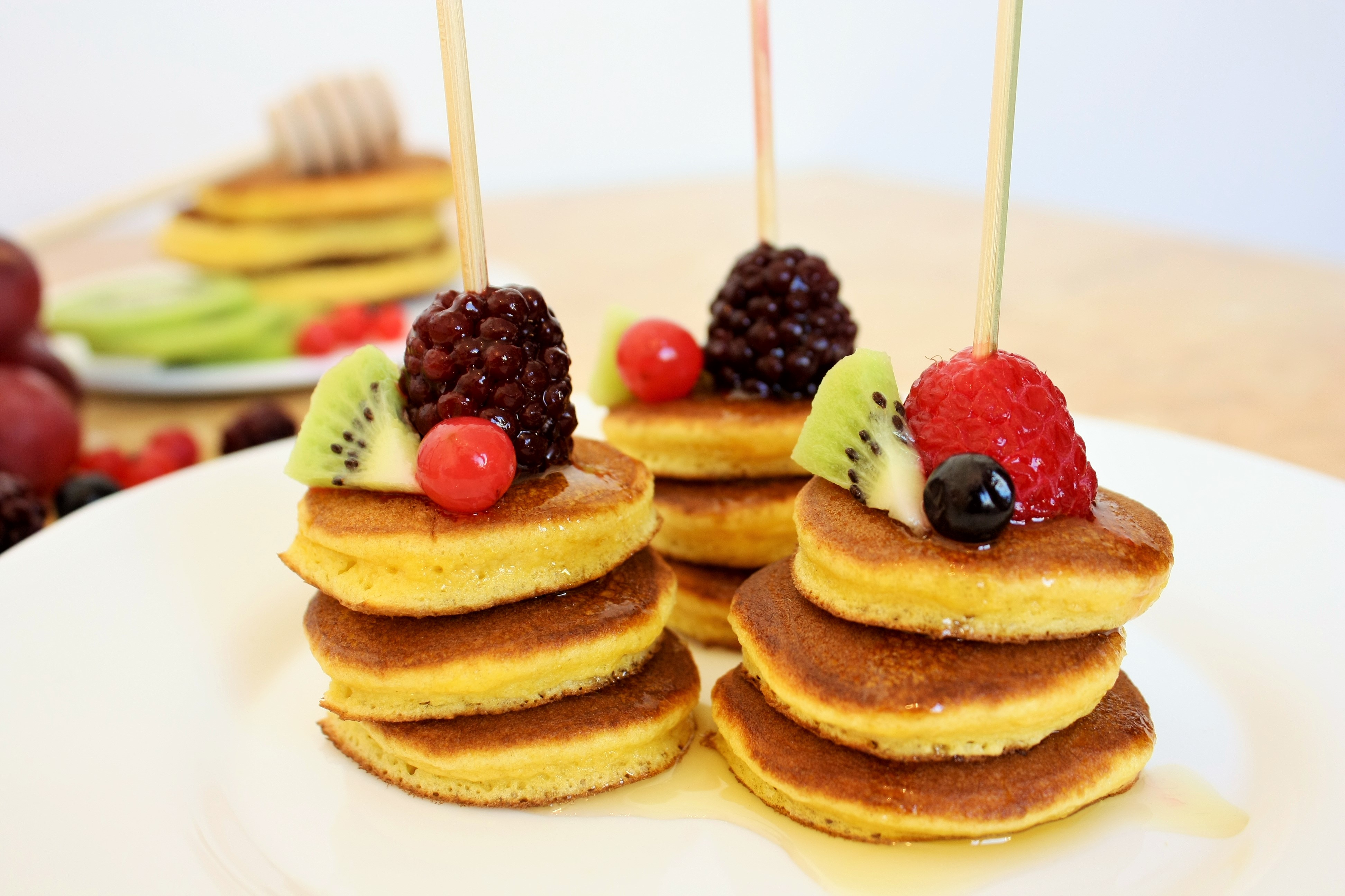 Mini Pancakes cu Miere si Fructe