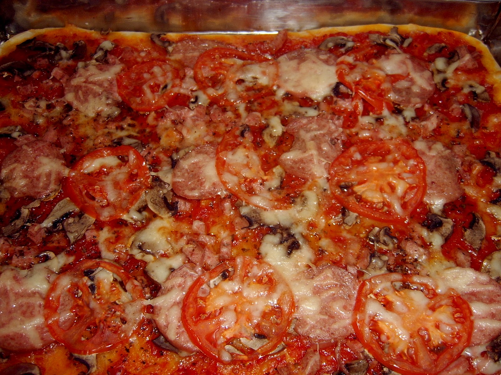 Pizza cu salam de vara