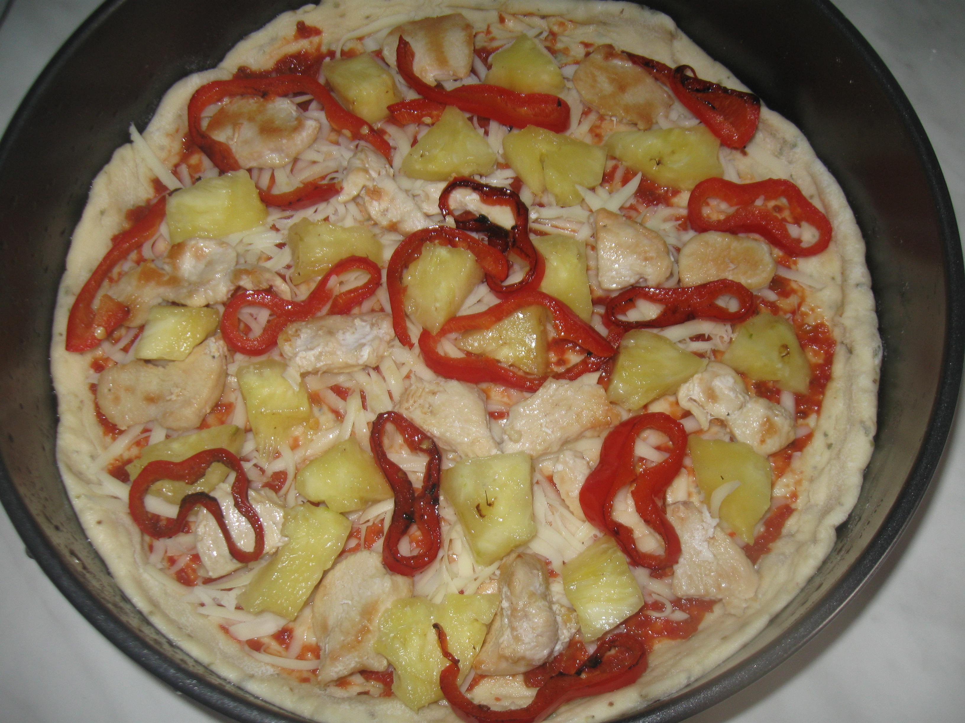 Pizza cu ananas si piept de pui
