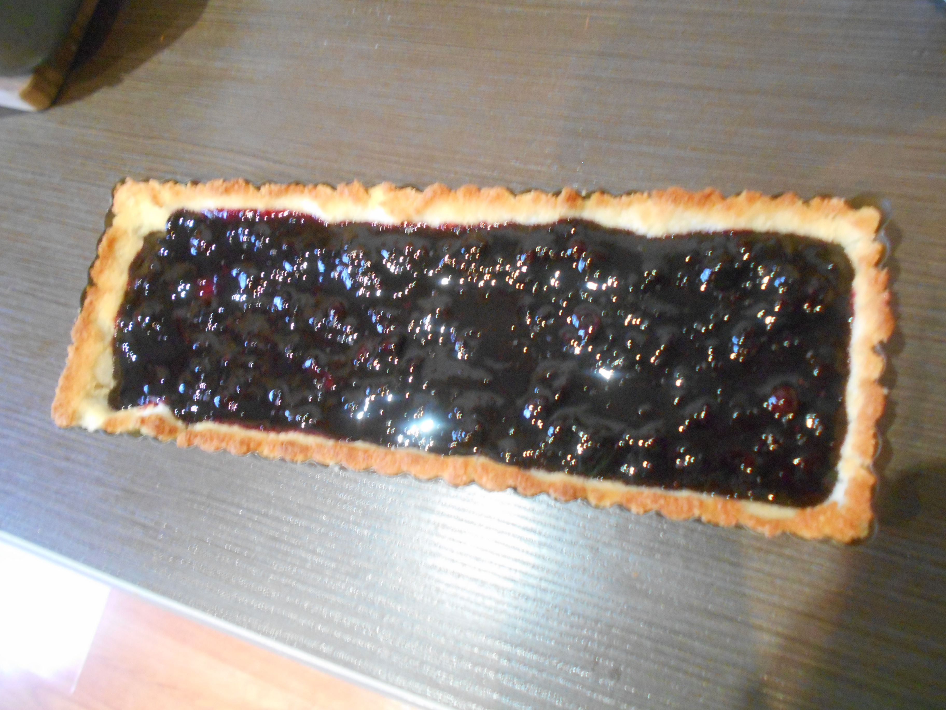 Tarta cu coacaze negre pe blat de cocos