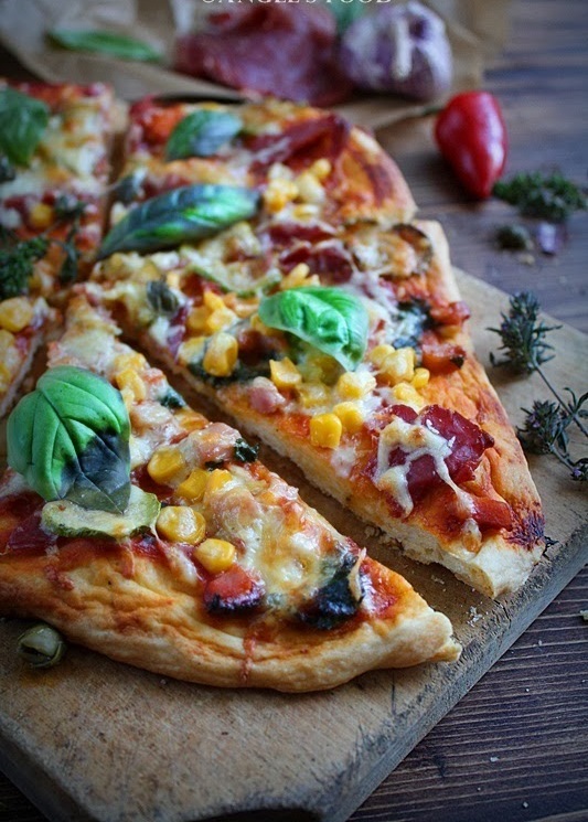 Pizza cu prosciutto si capere
