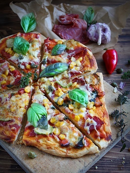 Pizza cu prosciutto si capere