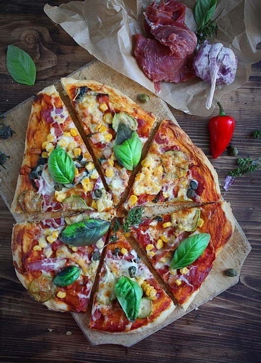 Pizza cu prosciutto si capere