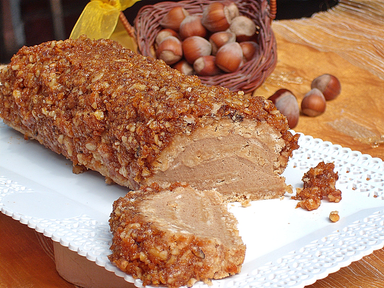 Rulada din biscuiti cu piure de castane si mantie din alune de padure