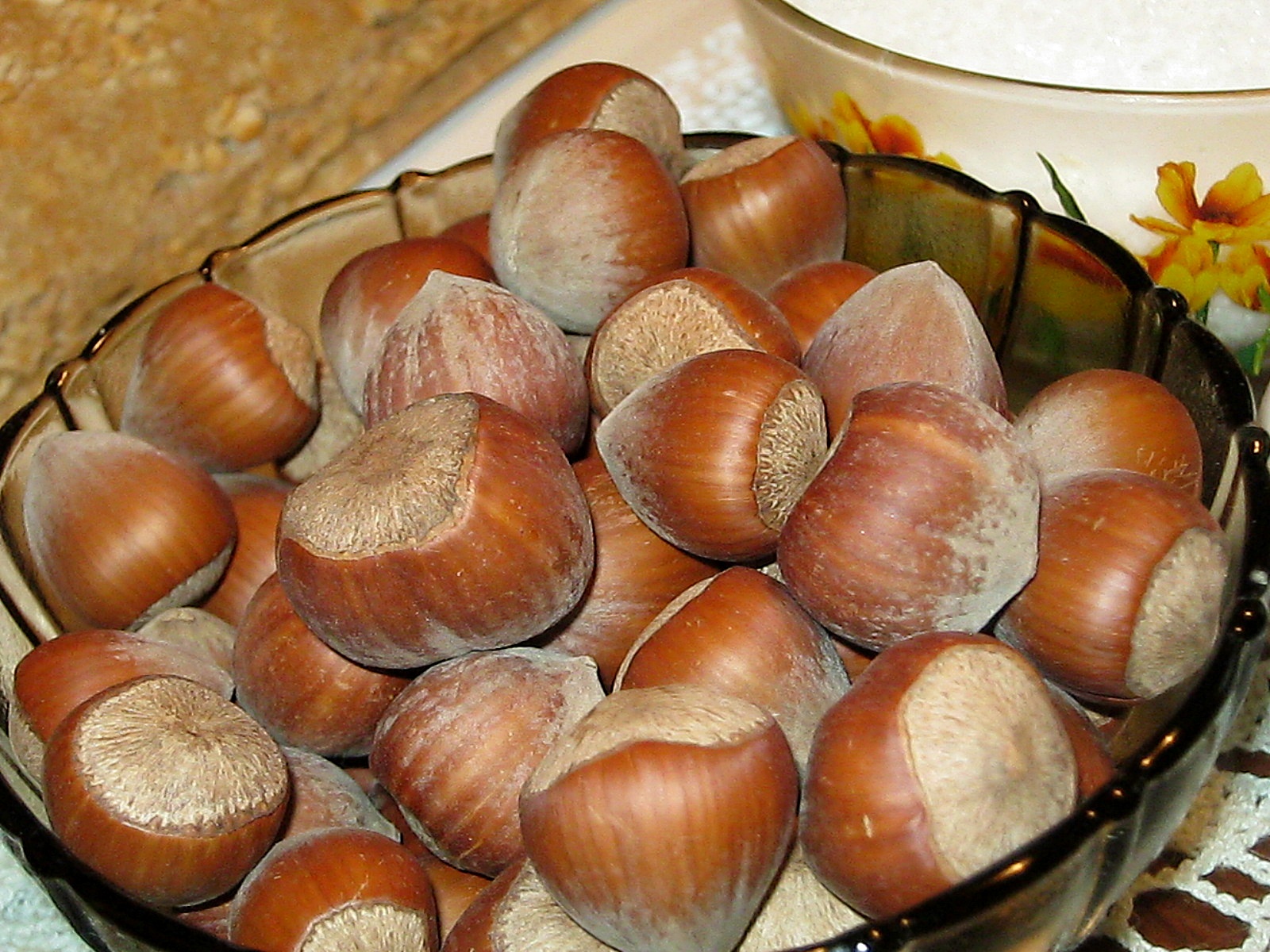 Rulada din biscuiti cu piure de castane si mantie din alune de padure