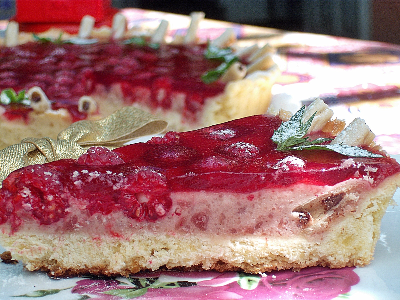 Tarta cu zmeura si crema aerata