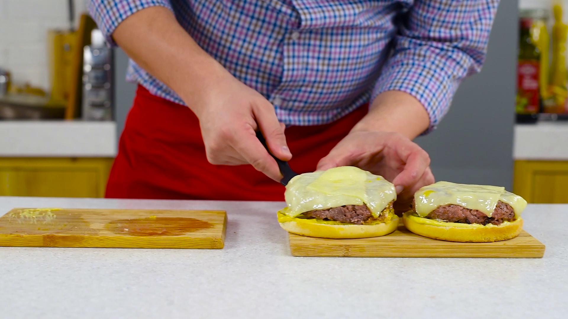 Hamburger umplut cu ou si cascaval, reteta video