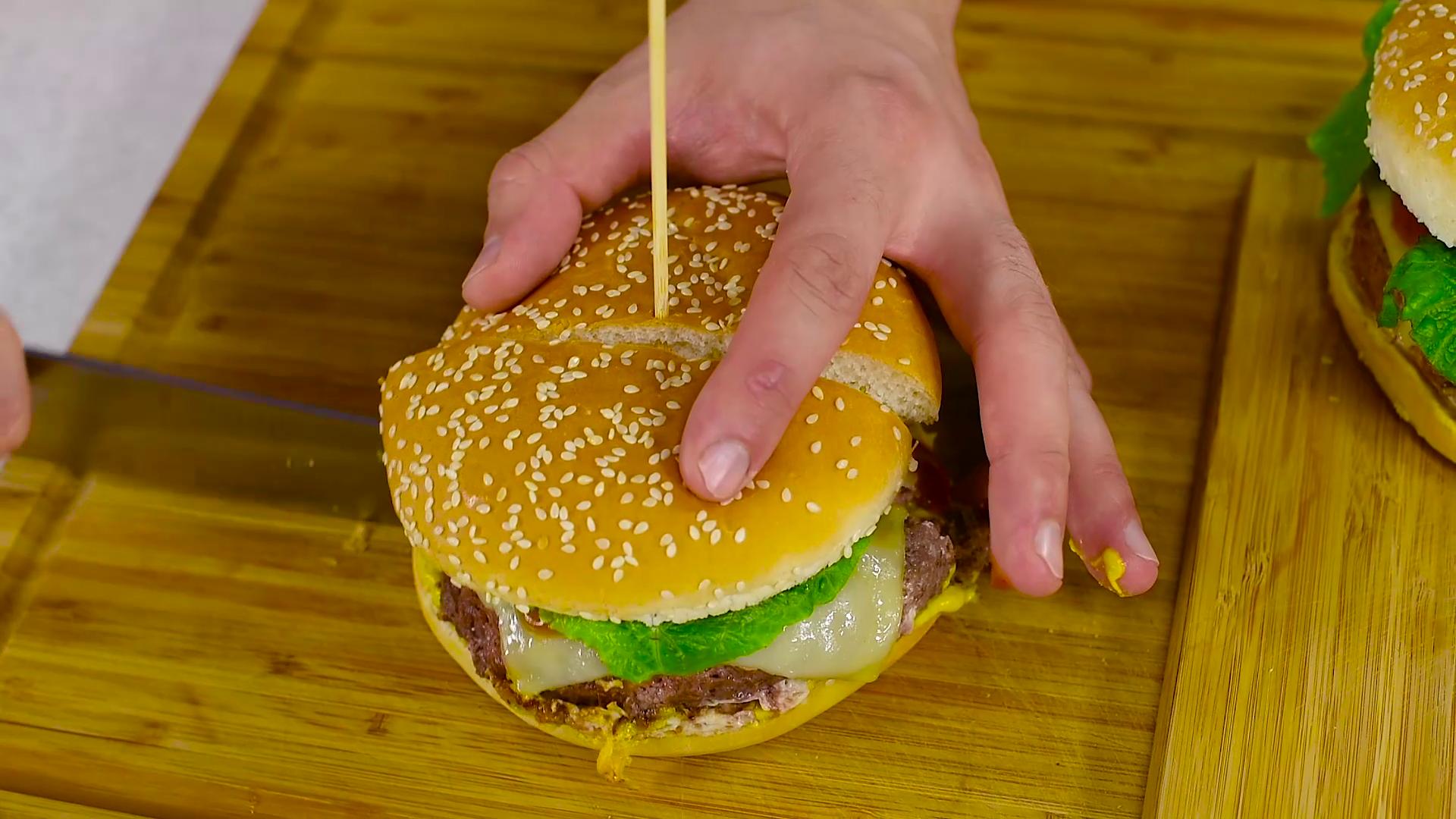 Hamburger umplut cu ou si cascaval, reteta video
