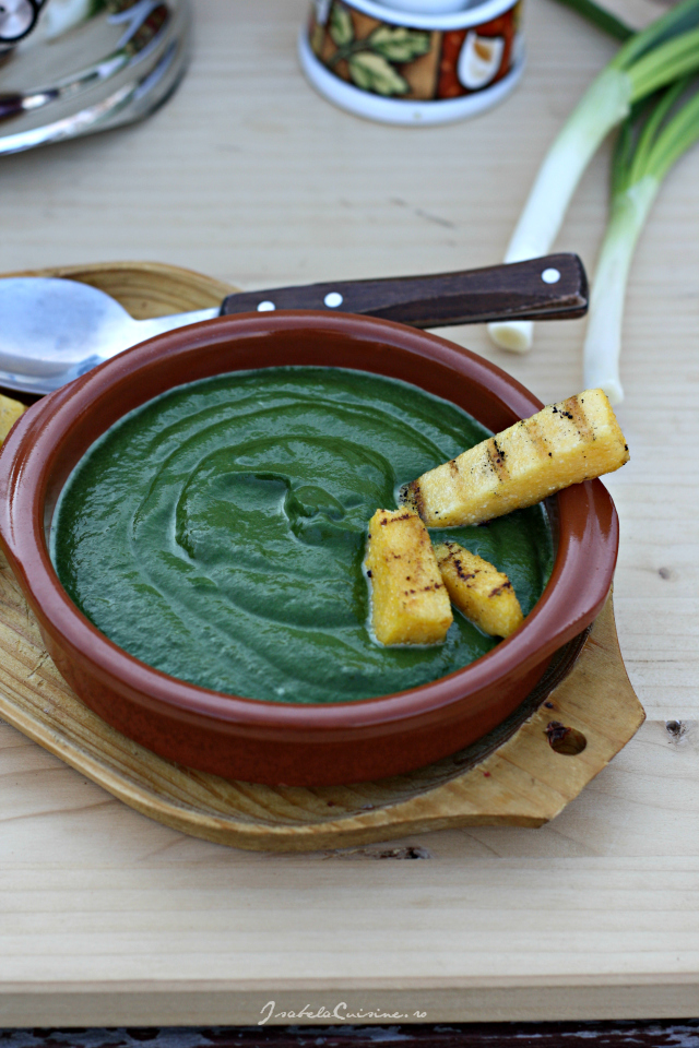 Supa-crema de spanac verde si crutoane de mamaliga - pregatita cu blenderul Oster