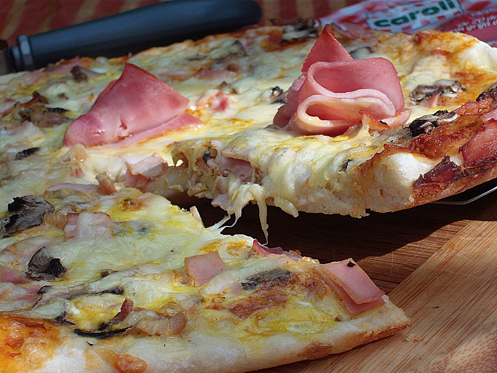 Pizza cu sunca de Praga