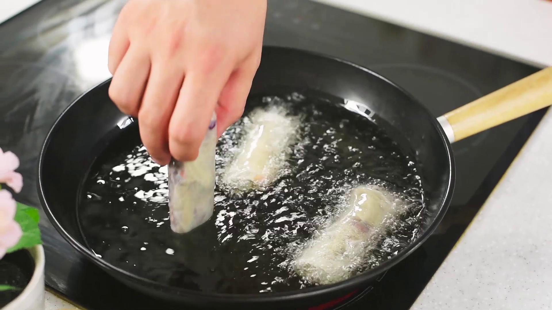 Pachetele de primavara cu carne tocata de porc si legume