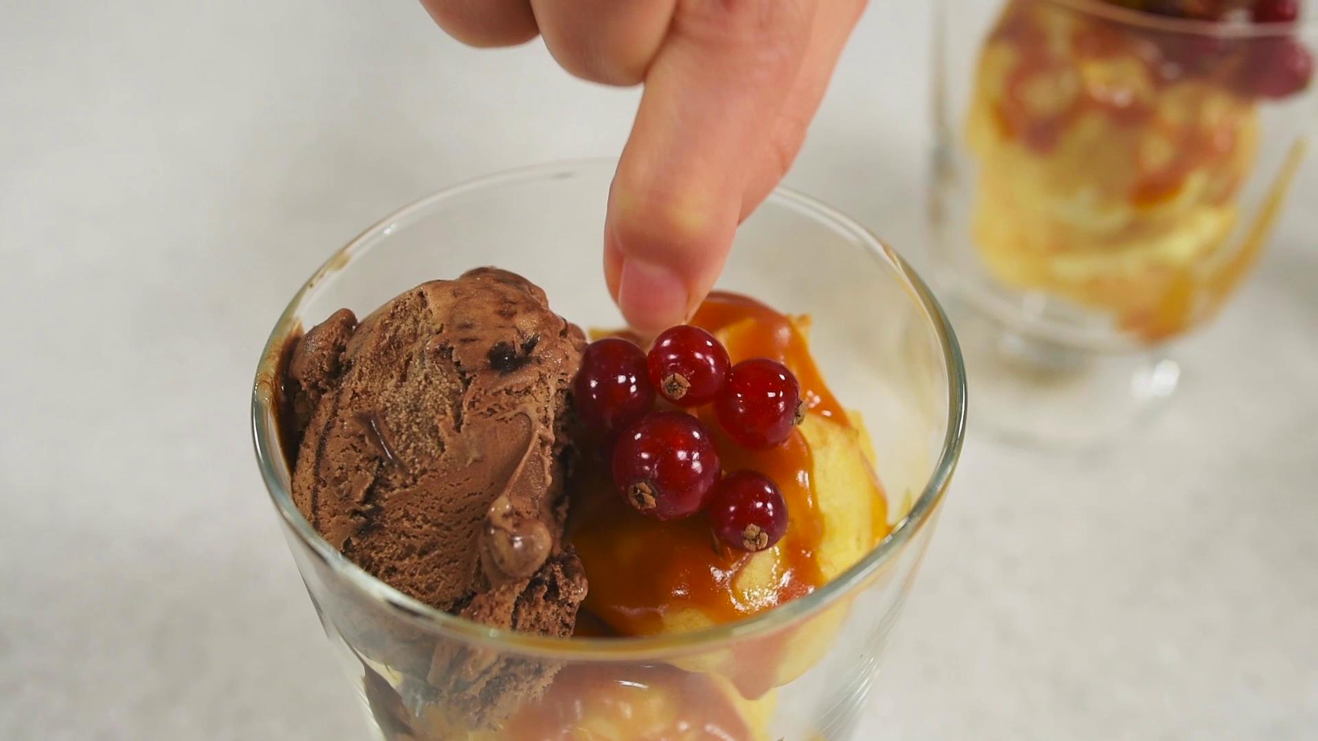 Profiterol cu crema de vanilie si sos de caramel